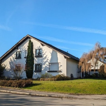 Gr. Haus mit  3 WE für vielfältige Nutzung in72411 Bodelshausen