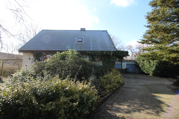 Außen Front mit Garage