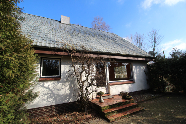 Außenansicht Rückseite mit Terrasse sonnig