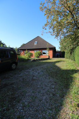 Außenansicht Front mit Garage und Auffahrt