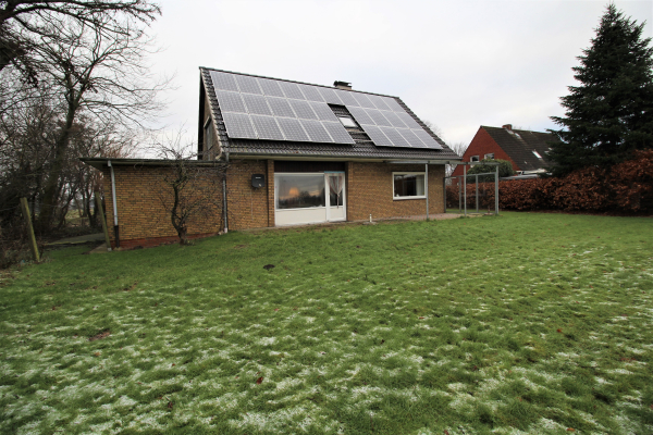 Außenansicht Süd mit PV-Anlage