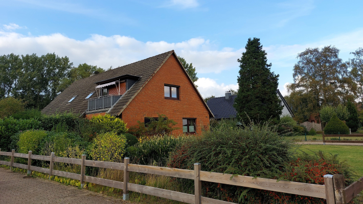 Linke Seite mit Balkon