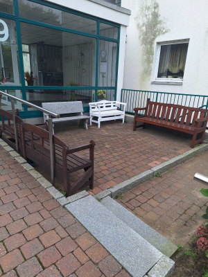 Sitzberiech vorm Haus